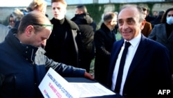 Le candidat à la présidentielle Eric Zemmour prononce un discours devant le Château de Villers-Cotterets, dans l'Aisne, le 15 janvier 2022.