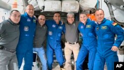 Tujuh astronaut yang berada di Stasiun Antariksa Internasional (ISS).