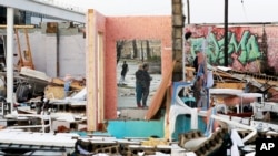 ពលរដ្ឋនៅក្រុង Nashville ឈរមើលសំណង់អគារដែលត្រូវបានបំផ្លិចបំផ្លាញដោយព្យុះកំបុតត្បូង នៅរដ្ឋ Tennessee ថ្ងៃទី៣ ខែមីនា ឆ្នាំ២០២០។ 