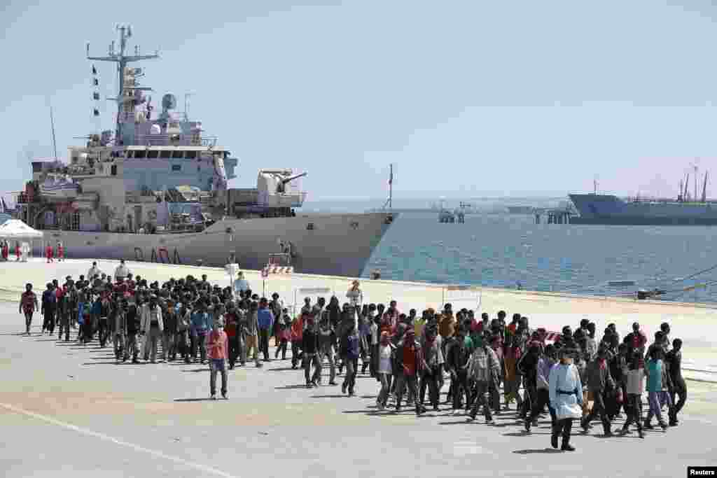 Migrants disembark from the Italian navy ship Vega in the Sicilian harbor of Augusta, southern Italy, May 4, 2015.&nbsp;