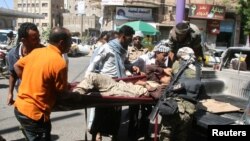 Pro-government fighters carry a comrade injured during fighting against Houthis in the southwestern city of Taiz, Yemen, Nov. 17, 2016. 