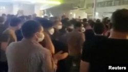 Aksi protes warga di tengah pandemi Covid-19 di Behbahan, Iran, 16 Juli 2020. (REUTERS TV/via REUTERS)