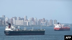 Kapal tanker yang membawa minyak berlayar di Danau Maracaibo di Maracaibo, Venezuela, pada 15 Maret 2019. (Foto: AFP/Juan Barreto)