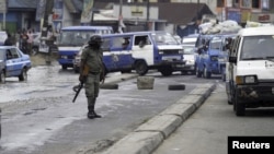 Un policier armé assure la sécurité dans une rue de Port Harcourt, Nigeria, 30 mars 2015.