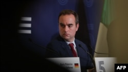 3月12日，法國國防部長塞巴斯蒂安·勒科爾努在與歐洲五大防務強國就烏克蘭問題舉行會議後，共同舉行聯合記者會。