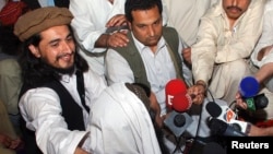 FILE - Pakistan Taliban commander Hakimullah Mehsud (L) during a news conference in South Waziristan, May 24, 2008 