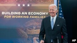 Presiden Joe Biden tiba untuk pertemuan dengan para pemimpin bisnis dan serikat pekerja di Gedung Putih hari Jumat, 18 November 2022.