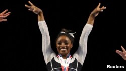 Simone Biles posa durante la ceremonia de premiación después de ganar el Core Hydration Classic en NOW Arena en Hoffman Estates, Illinois, EEUU, 5 de agosto de 2023.