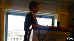 Robert Bleyk, AQSh Davlat kotibi muovini, Vashingtonda o'tgan anjumanda so'zladi, 7-iyun, 2013 