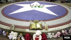 En Hemphill, Texas, se ven flores y otros articulos al rededor de una gran estrella, en memoria de los siete astronautas que perdieron sus vidas en febrero de 2003 cuando el Columbia se estalló.