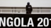 Un policier angolais sur le stade de Ombaka lors de la demi-finale à Benguela, le 28 janvier 2010. 