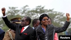 Zimbabwean President Robert Mugabe and his wife Grace wave to supporters and guests during celebrations to mark his 90th birthday, Marondera,Feb. 23,2014.