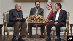 Utusan PBB-Liga Arab untuk Suriah, Lakhdar Brahimi bertemu Presiden Iran Mahmoud Ahmadinejad di Teheran (14/10).