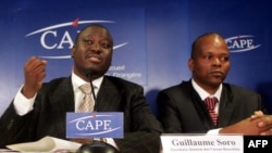 L'ex-chef de la rébellion ivoirienne, Guillaume Soro, avec le député Alain Lobognon (à droite), lors d'une conférence de presse à Paris, le 26 novembre 2004.
