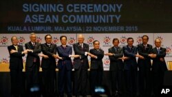 Para pemimpin negara-negara ASEAN berfoto di sela-sela pertemuan. (AP Photo/Lai Seng Sin)