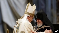 Papa Franja pozdravlja se sa poglavarem jermenske Pravoslavne crkve Karekinom Drugim. 