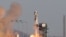 ARCHIVO - Un cohete New Shepard de Blue Origin despega con una tripulación de seis personas, incluida Laura Shepard Churchley, hija del primer estadounidense en el espacio, Alan Shepard, desde el sitio de lanzamiento en Texas, el 11 de diciembre de 2021.