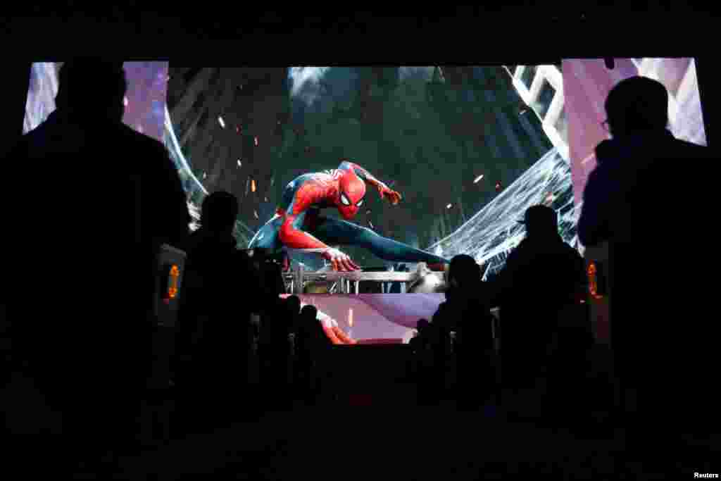 Sony Playstation memamerkan game Spider-Man yang akan segera dirilis dalam konferensi pers di Los Angeles, California.