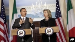 Italian Foreign Minister Franco Frattini (L) and US Secretary of State Hillary Rodham Clinton speak in Washington April 6, 2011.