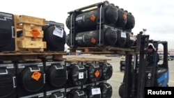 Bantuan militer dari Amerika Serikat untuk Ukraina di luar Kyiv, Ukraina, 11 Februari 2022. (Foto: REUTERS/Serhiy Takhmazov)