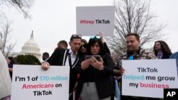 ཊིག་ཊོག་བཀག་སྡོམ་བྱེད་རྒྱུའི་ཁྲིམས་འཆར་ལ་ངོ་རྒོལ་བྱེད་མཁན། 