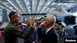 美国、日本和韩国在东中国海、朝鲜半岛南部和日本主岛以西举行“自由之刃”多边演习。图为：美国驻日本大使拉姆·伊曼纽尔（Rahm Emanuel）、美国海军少将格雷戈里·纽柯克（Gregory Newkirk）、日本海上自卫队少将松井隆（Takashi Matsui）、韩国海军少将徐成宰（Hur Sung-jae），美国海军中将、第七舰队司令弗雷德里克·卡切尔（Frederick Kacher）等人在乔治·华盛顿号航空母舰上。（2024 年 11 月 14 日）