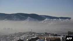2月17日拍攝的照片顯示，一層霧霾籠罩著蒙古首都烏蘭巴托。