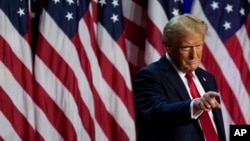 រូបឯកសារ៖ ប្រធានាធិបតីជាប់ឆ្នោតលោក Donald Trump ចង្អុលទៅហ្វូងមនុស្សនៅឯពិធីជប់លៀងពេលយប់នៃការបោះឆ្នោតកាលពីថ្ងៃពុធទី ៦ ខែវិច្ឆិកាឆ្នាំ២០២៤ នៅទីក្រុង West Palm Beach រដ្ឋ Florida។