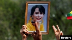 Aksi protes menuntut pembebasan pemimpin sipil Myanmar Aung San Suu Kyi (foto: ilustrasi). 
