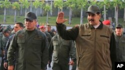 El presidente en disputa de Venezuela, Nicolás Maduro ratificó el domingo en el cargo a su ministro de Defensa, Vladimir Padrino López, izquierda. El año pasado, EE.UU. impuso sanciones contra Padrino López.