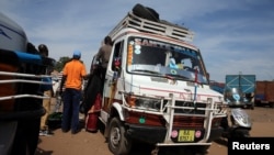 Des passagers montent dans un bus à Serrekunda, dans la capitale gambienne, Banjul, le 17 janvier 2017. (Photo d'illustration)