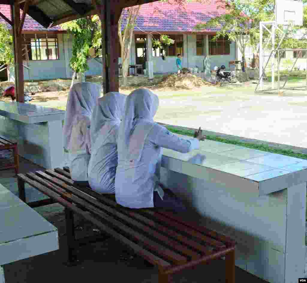 Three girls at a secondary school in Aceh which was destroyed in the tsunami. Construction continues a decade later. (Steve Herman/VOA News)