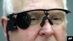 Seorang penerima 'retina buatan' yang dikembangkan oleh ilmuwan di Inggris (foto: dok). Diperkirakan sekitar 20 sampai 25 juta orang di seluruh dunia menderita kebutaan karena penyakit retina. 