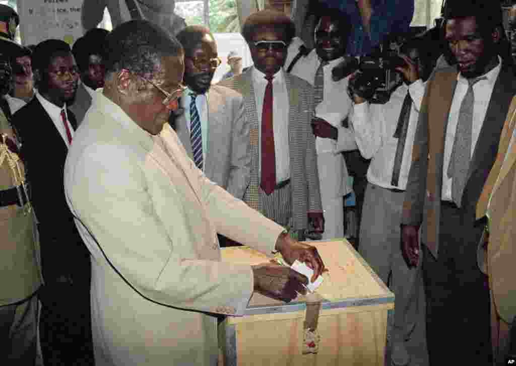 Robert Mugabe votes in a 1990 presidential election in Harare, Zimbabwe.