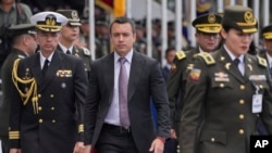 El presidente de Ecuador, Daniel Noboa (centro), asiste a una ceremonia de entrega de equipos a la policía en Gral. Escuela de policía Alberto Enríquez Gallo en Quito, Ecuador, lunes 22 de enero de 2024.