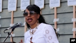 រូបឯកសារ៖ ស្នងការប៉ូលិសក្រុង Seatle អ្នកស្រី Carmen Best ថ្លែងអំឡុងពេលចូលរួមក្នុងពិធីស្វែងរកយុត្តិធម៌ផ្នែកពូជសាសន៍មួយនៅវិហារ Immaculate Conception Catholic Church កាលពីថ្ងៃទី១៩ ខែកក្កដា ឆ្នាំ២០២០។