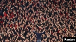 Des supportes du Bayern Munich encourage leur équipe lors d'un match contre le RB Leipzig, Allemagne, le 9 février 2020.