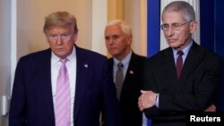 Tổng thống Trump tiến vào phòng họp báo hôm 4/4.