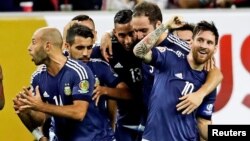 Lionel Messi celebra junto a sus compañeros su gol de tiro libre.