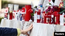 Các tín đồ Công giáo cầu nguyện cho Giáo hoàng bên ngoài bệnh viện Gemelli 