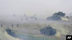 FILE - Latihan militer tahunan Han Kuang, mensimulasikan operasi anti-pendaratan di dekat pantai di Kota New Taipei, Taiwan utara, Kamis, 27 Juli 2023. (AP/Chiang Ying-ying)