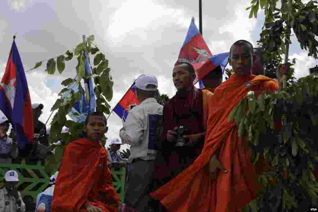 ព្រះសង្ឃបានចូលរួមក្នុងការហែក្បួនឃោសនាបោះឆ្នោតរបស់គណបក្សសង្រ្គោះជាតិក្នុងការដង្ហែក្បួនឃោសនាបោះឆ្នោតថ្ងៃចុងក្រោយ កាលពីព្រឹកថ្ងៃទី០២ ខែមិថុនា ២០១៧។ (ខាន់ សុគុំមនោ/VOA)