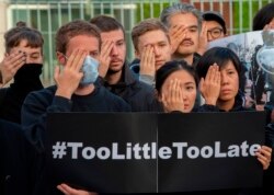 Protesters hold a vigil for democracy in Hong Kong in front of the Chancellery in Berlin, Sept. 5, 2019.