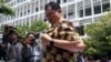 Dekan Fisipol UGM DR Erwan Agus Purwanto sedang mengenakan pita berwarna ungu sebagai ekspresi solidaritas terhadap Agni, mahasiswa Fisipol UGM korban pelecehan seksual, Kamis (8/11). (Foto:VOA/ Munarsih Sahana)