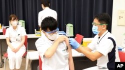 Medical workers receive doses of Pfizer's COVID-19 vaccine at the Tokyo Metropolitan Cancer and Infectious Diseases Center Komagome Hospital in Tokyo, March 5, 2021. 