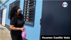 Verónica Chávez, esposa del periodista y aspirante a la presidencia de Nicaragua Miguel Mora, acude a la celda de máxima seguridad de Managua para saber de su esposo detenido. [Foto: Houston Castillo Vado]