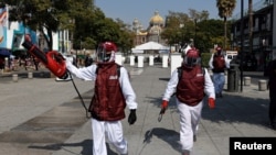 Trabajadores de sanidad en Ciudad México realizan labores de desinfección en medio de las celebraciones por la Virgen de Guadalupe en México el 10 de diciembre de 2020.