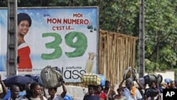 Residents of the Abobo district carry their belongings as they flee the neighborhood which has become a hub for street violence in the nation's ongoing political standoff, in Abidjan, Ivory Coast, February 28, 2011