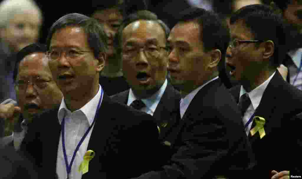 Petugas keamanan mencoba membawa para anggota parlemen pro-demokrasi keluar karena memrotes Li Fei dalam sesi penjelasan di Hong Kong (1/9). (Reuters/Bobby Yip)