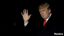 U.S. President Donald Trump waves as he walks on South Lawn of the White House upon his return to Washington, from France, Nov. 11, 2018. 